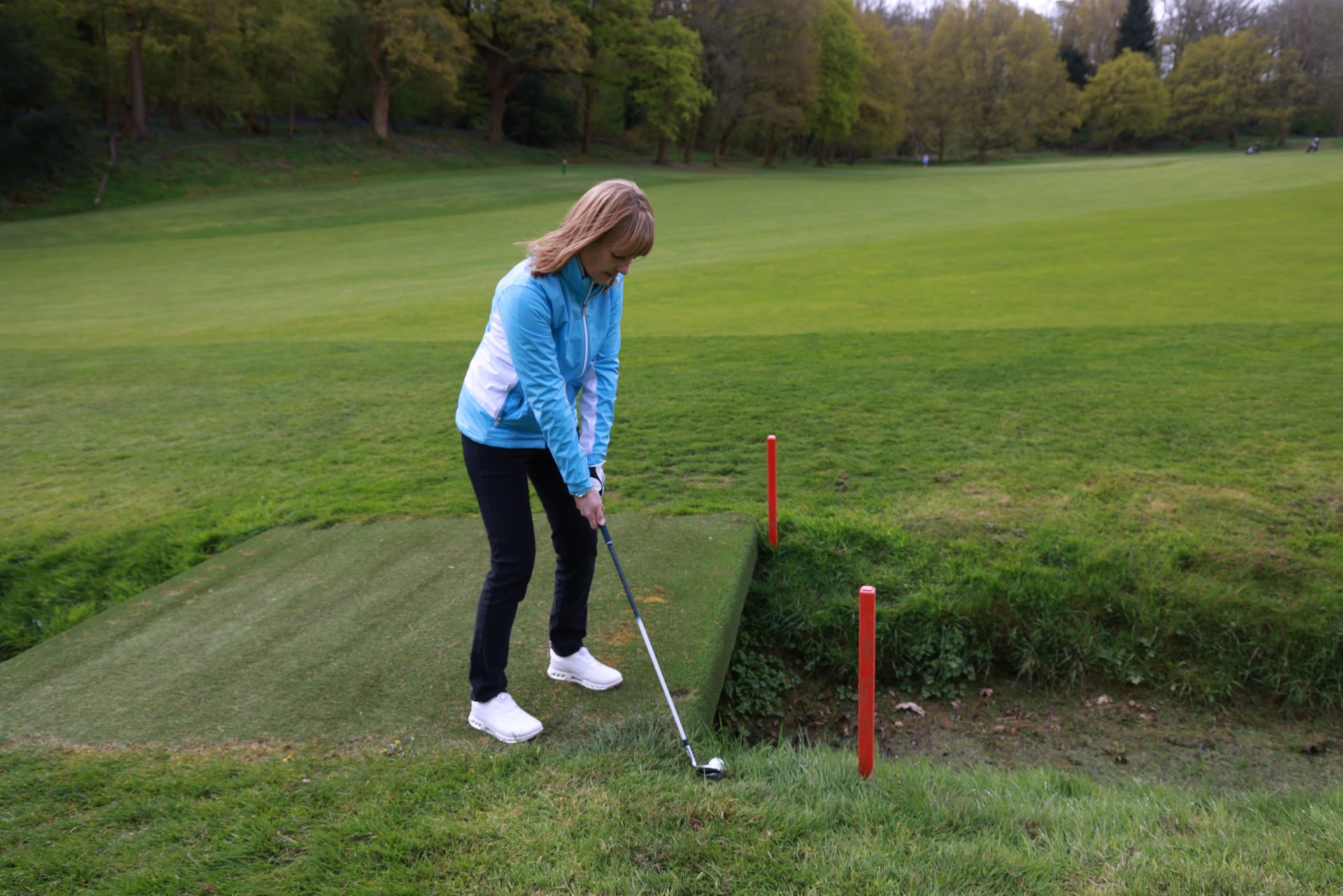 Khi có nguy cơ trễ tee time, golfer nên chủ động báo sân và hỏi phương án xử lý thay vì tự ý yêu cầu nhóm chờ. (Nguồn ảnh: Trang tin Golf Monthly)