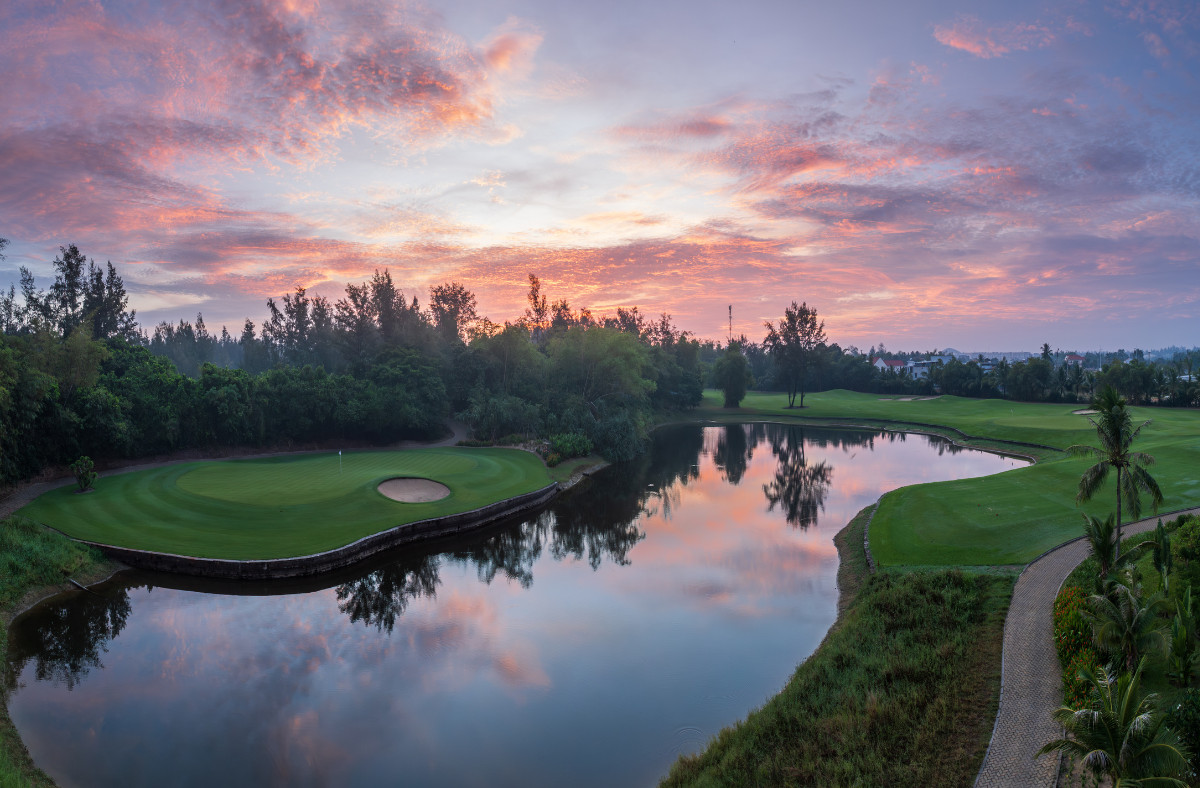 Tee time sớm phù hợp với golfer muốn tránh nắng, còn twilight có thể hấp dẫn hơn về không khí hoặc giá nhưng hạn chế ánh sáng. (Nguồn ảnh: Trang tin Montgomerie Links)
