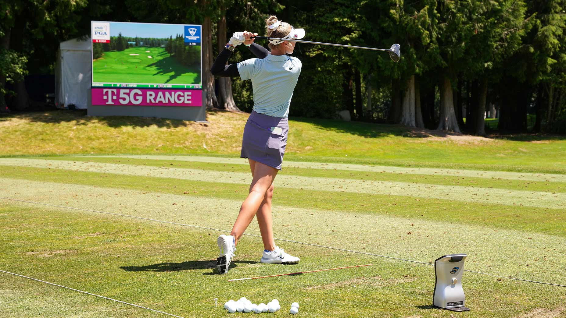 Trước cú đánh đầu tiên, người mới học golf cần được HLV hướng dẫn quy tắc an toàn và vùng swing để tránh tai nạn. (Nguồn ảnh: Trang tin GOLF.com)