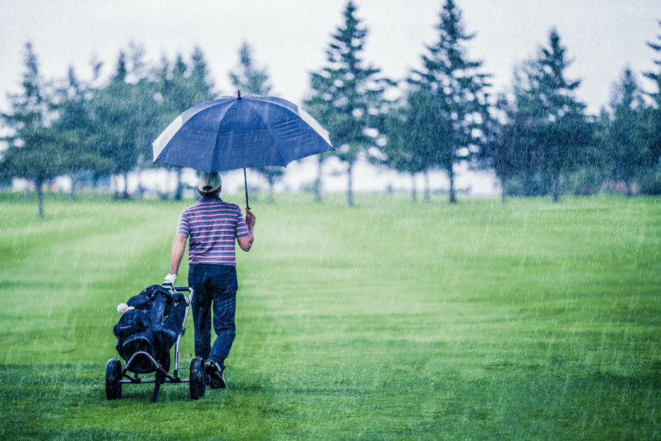 Điều kiện sân và thời tiết ảnh hưởng khoảng cách thực tế, vì vậy golfer có thể chọn tee gần hơn khi gió mạnh hoặc sân ướt. (Nguồn ảnh: Trang tin Vietnam Golf Magazine)