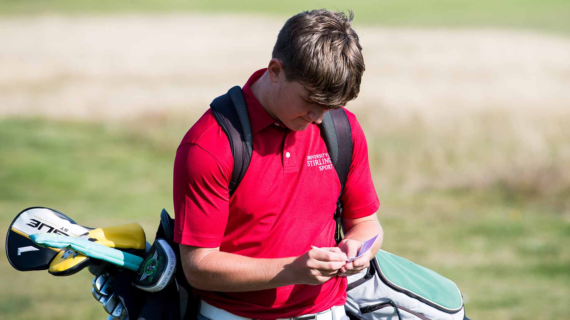 Người mới nên chủ động hỏi caddie, nhưng cần hiểu lý do phía sau mỗi lựa chọn thay vì phụ thuộc hoàn toàn vào quyết định của người khác. (Nguồn ảnh: Trang tin GOLF.com)
