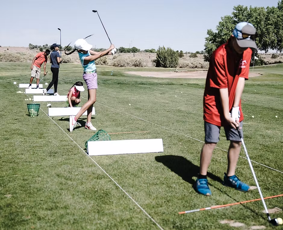 Driving range là không gian chung, vì vậy golfer cần giữ trật tự, không xâm phạm vùng swing và luôn tuân thủ hiệu lệnh an toàn. (Nguồn ảnh: Trang tin GolferScore)