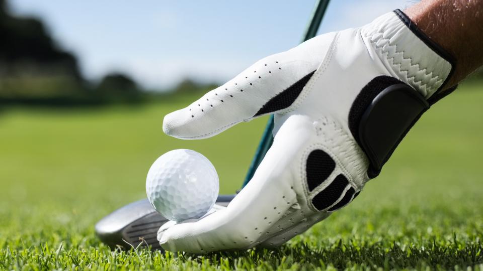 Găng tay golf giúp tăng độ ổn định khi cầm gậy, đặc biệt trong điều kiện tay ra mồ hôi hoặc thời tiết ẩm. (Nguồn ảnh: Trang tin NORESSY)