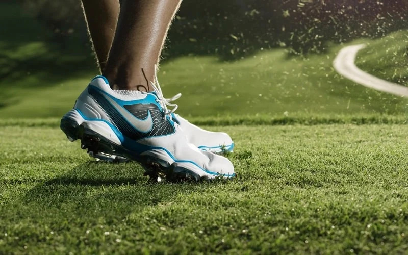 Giày golf phù hợp giúp người mới giữ độ bám trên cỏ, địa hình dốc và nền ẩm, đồng thời tạo sự thoải mái trong vòng đầu. (Nguồn ảnh: Trang tin Vinpearl)