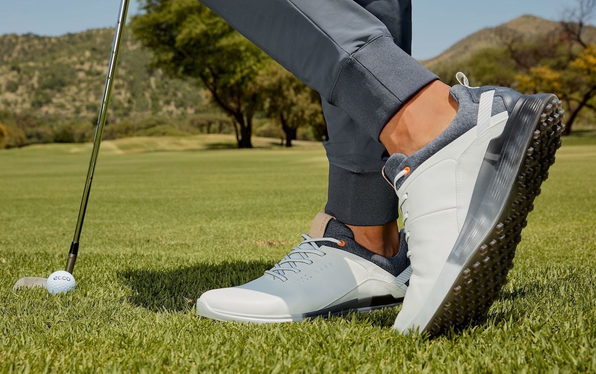 Giày thể thao có độ bám có thể phù hợp cho buổi tập đầu tiên, nếu driving range không bắt buộc giày golf và cho phép theo dress code. (Nguồn ảnh: Trang tin Vinpearl)