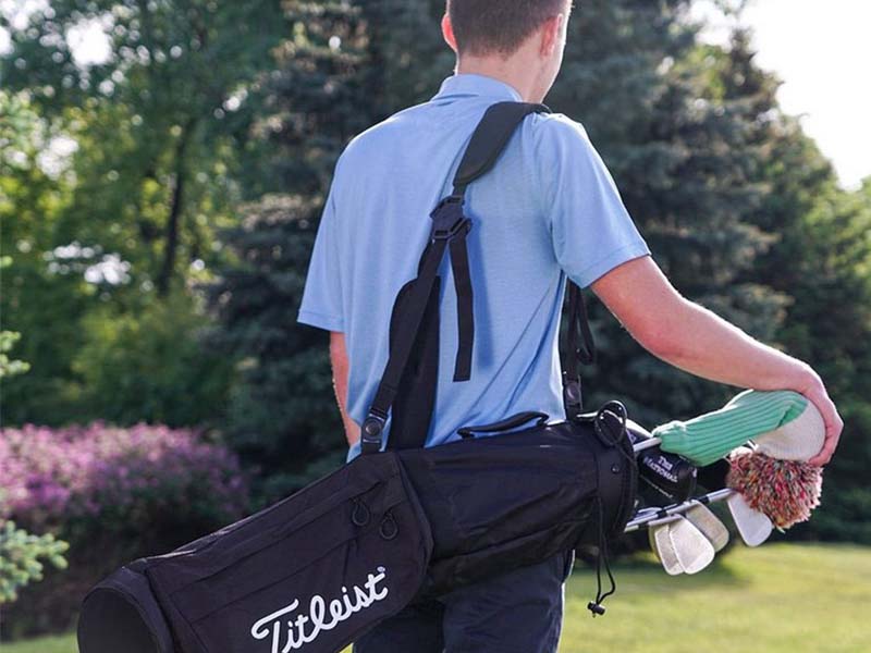 Trước khi đến sân, golfer nên kiểm tra tee time, gậy, bóng, phụ kiện, trang phục, nước uống và các vật dụng cần thiết. (Nguồn ảnh: Trang tin LadyGolf)