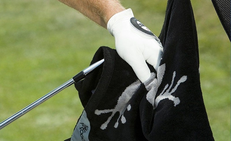 Một chiếc khăn nhỏ, dễ thấm và dễ giặt giúp golfer giữ mặt gậy, bóng, grip và tay luôn sạch, khô khi cần. (Nguồn ảnh: Trang tin Golf City)