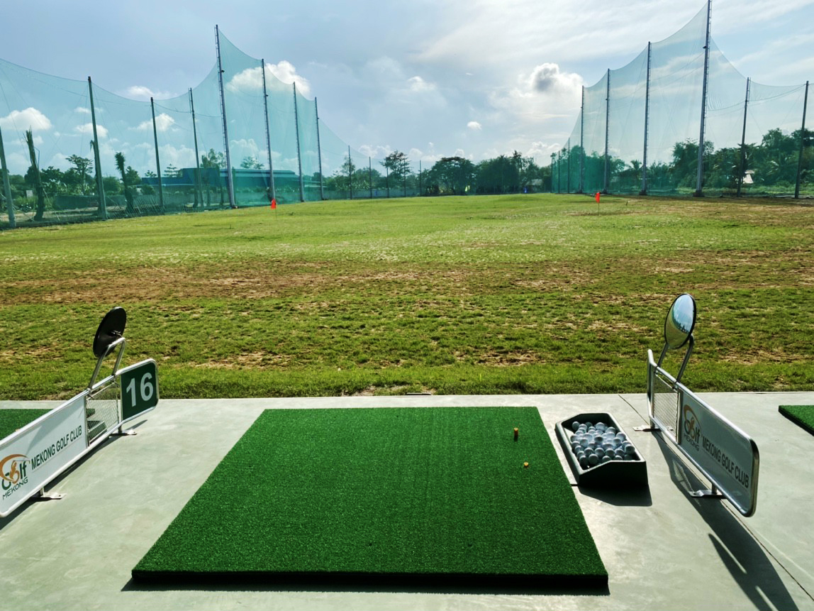 Quy trình check-in tại driving range thường gồm xác nhận dịch vụ, nhận bóng, thuê gậy và làm quen với ô tập được phân. (Nguồn ảnh: Trang tin Lugiaco)