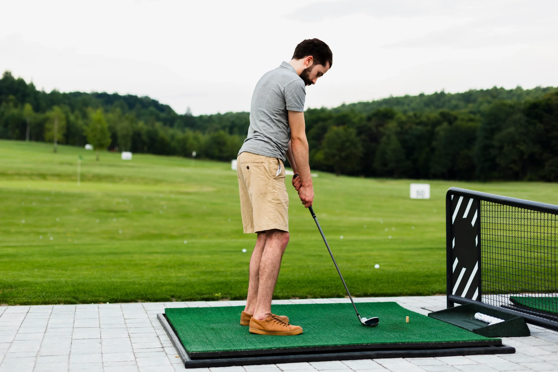 Người mới nên học những nguyên tắc an toàn cơ bản trước khi tự tập tại driving range, thay vì bắt chước swing trên mạng. (Nguồn ảnh: Trang tin SNYDER Golf USA)