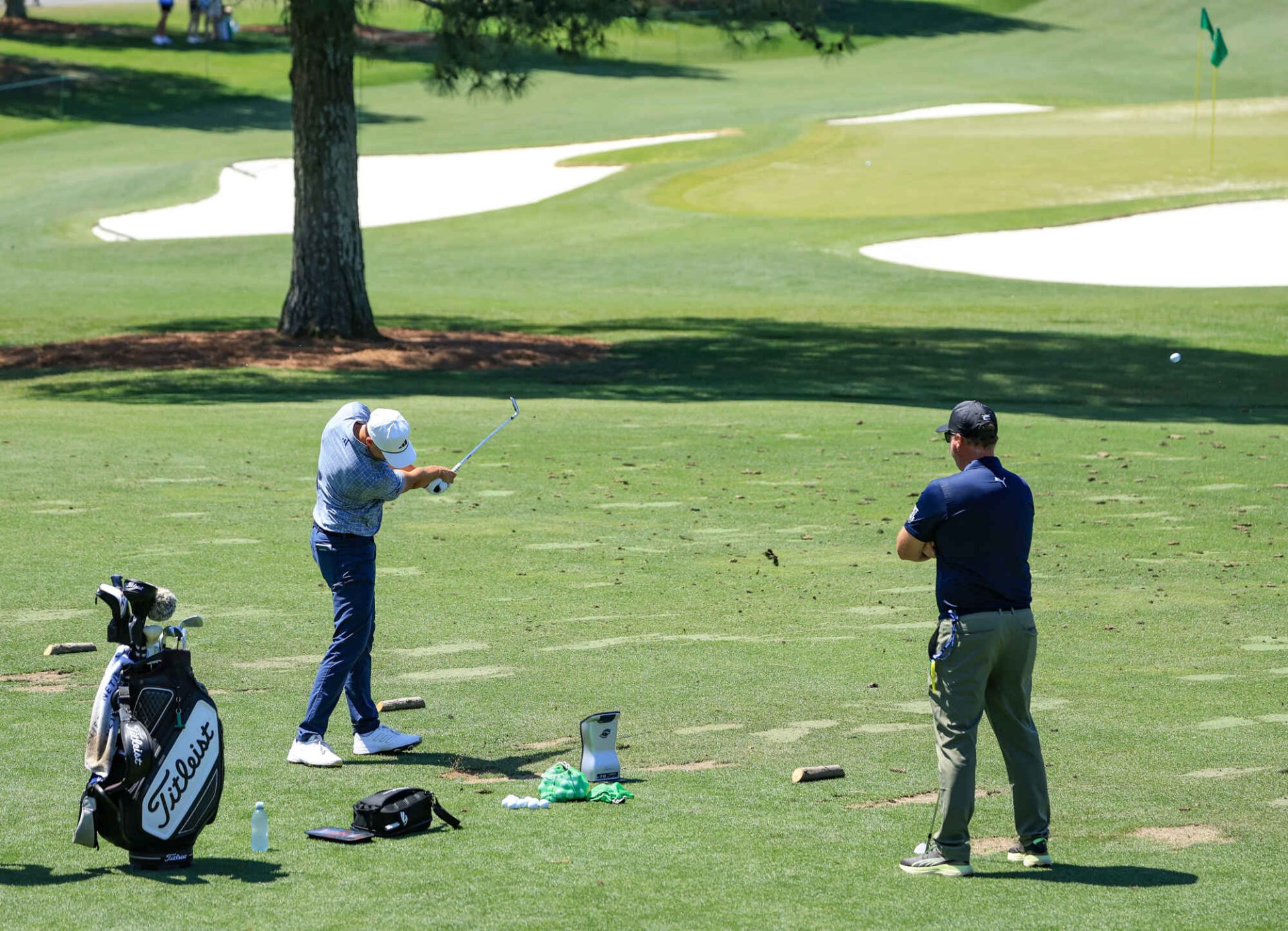 Khi gặp sự cố thiết bị, nguy hiểm hoặc không biết quy trình, golfer nên hỏi nhân viên thay vì tự xử lý tại driving range. (Nguồn ảnh: Trang tin PGA.info)
