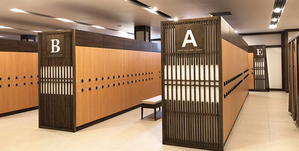Hoàn tất thủ tục tại bag drop, reception và locker sớm giúp golfer mới tránh cập rập, kịp khởi động và không bỏ lỡ hướng dẫn của starter. (Nguồn ảnh: Trang tin Locker & Lock)