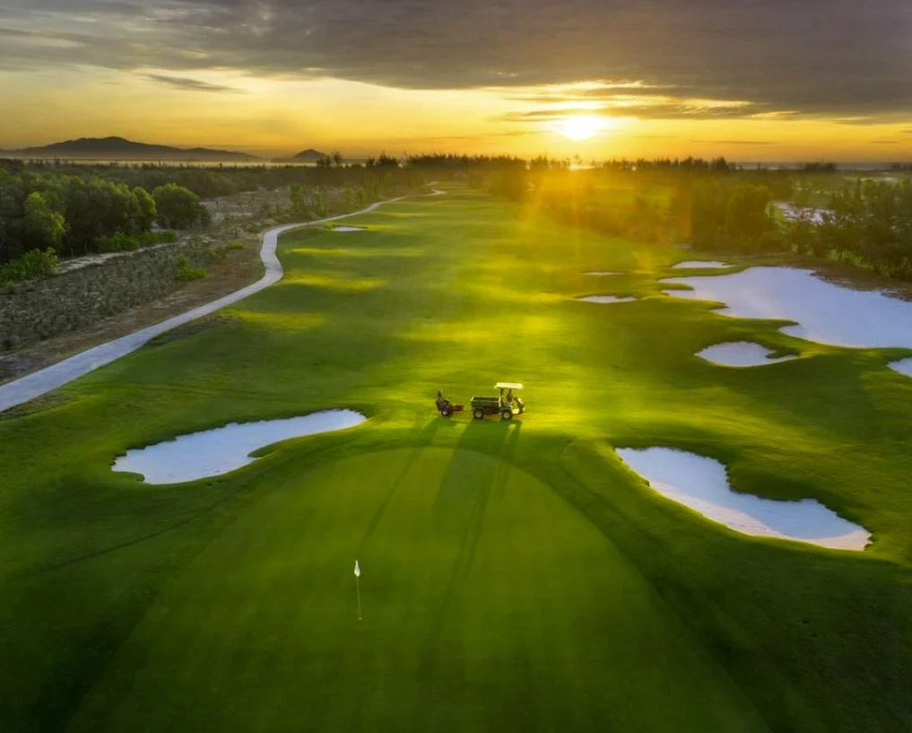 Cách gọi “tee nam”, “tee nữ” dễ gây định kiến; mỗi golfer có thể chọn bộ tee khác nhau trong cùng nhóm. (Nguồn ảnh: Trang tin Vinpearl)
