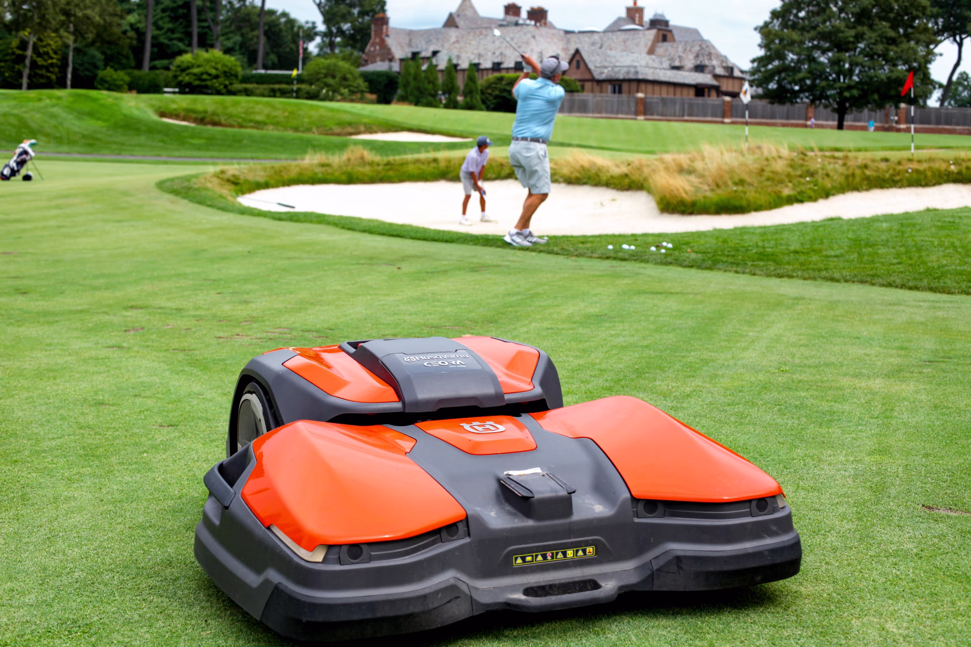 robot cắt cỏ sân golf