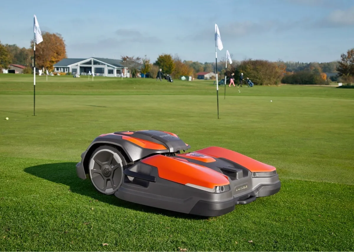 robot cắt cỏ sân golf