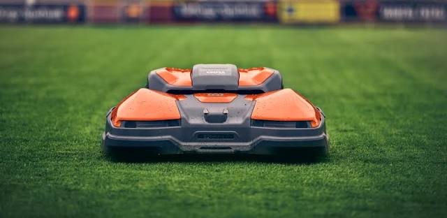 robot cắt cỏ sân golf